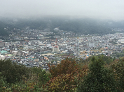 高梁市内を望む