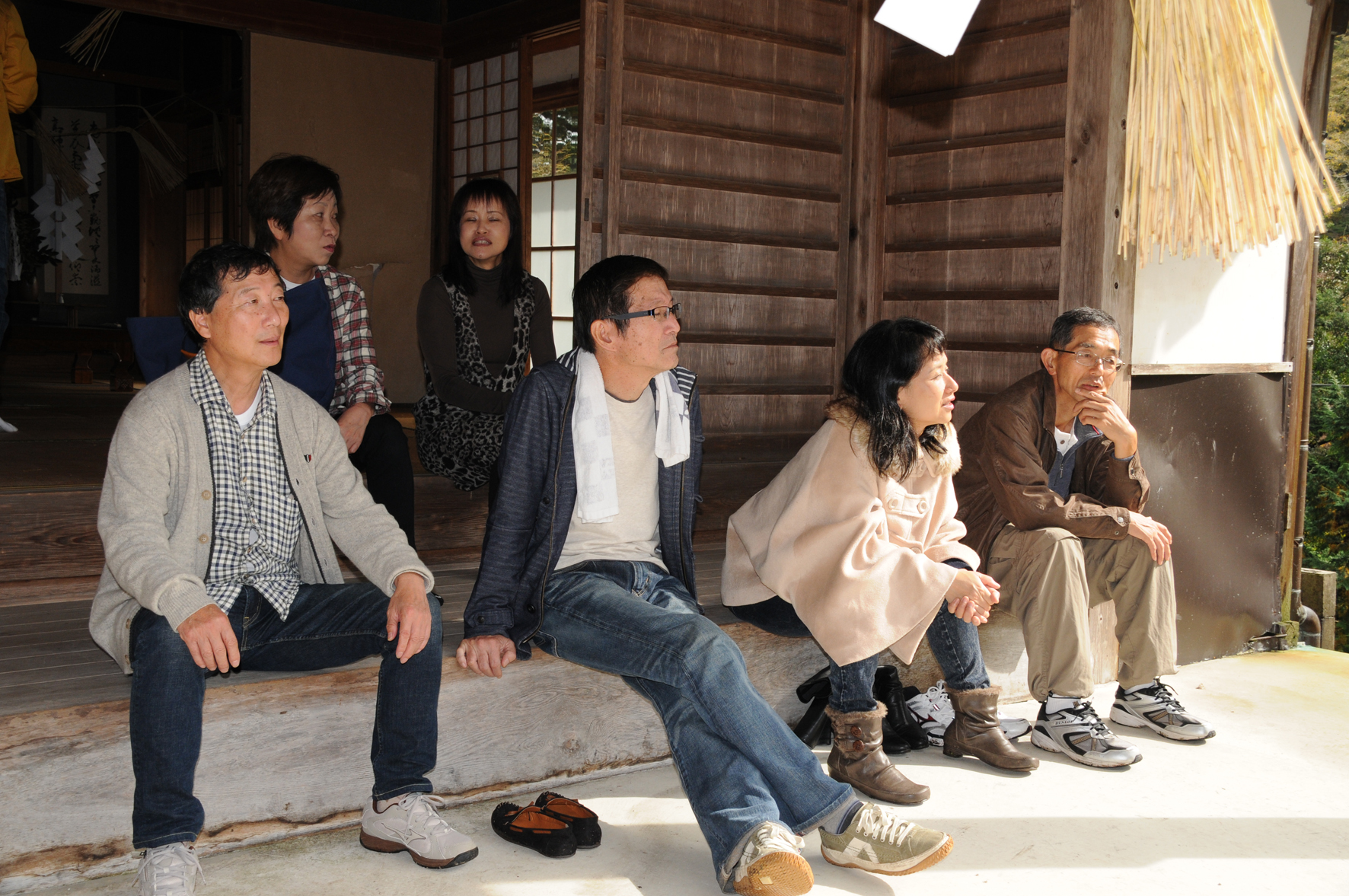 社務所入り口で語り合う元地学部員たち