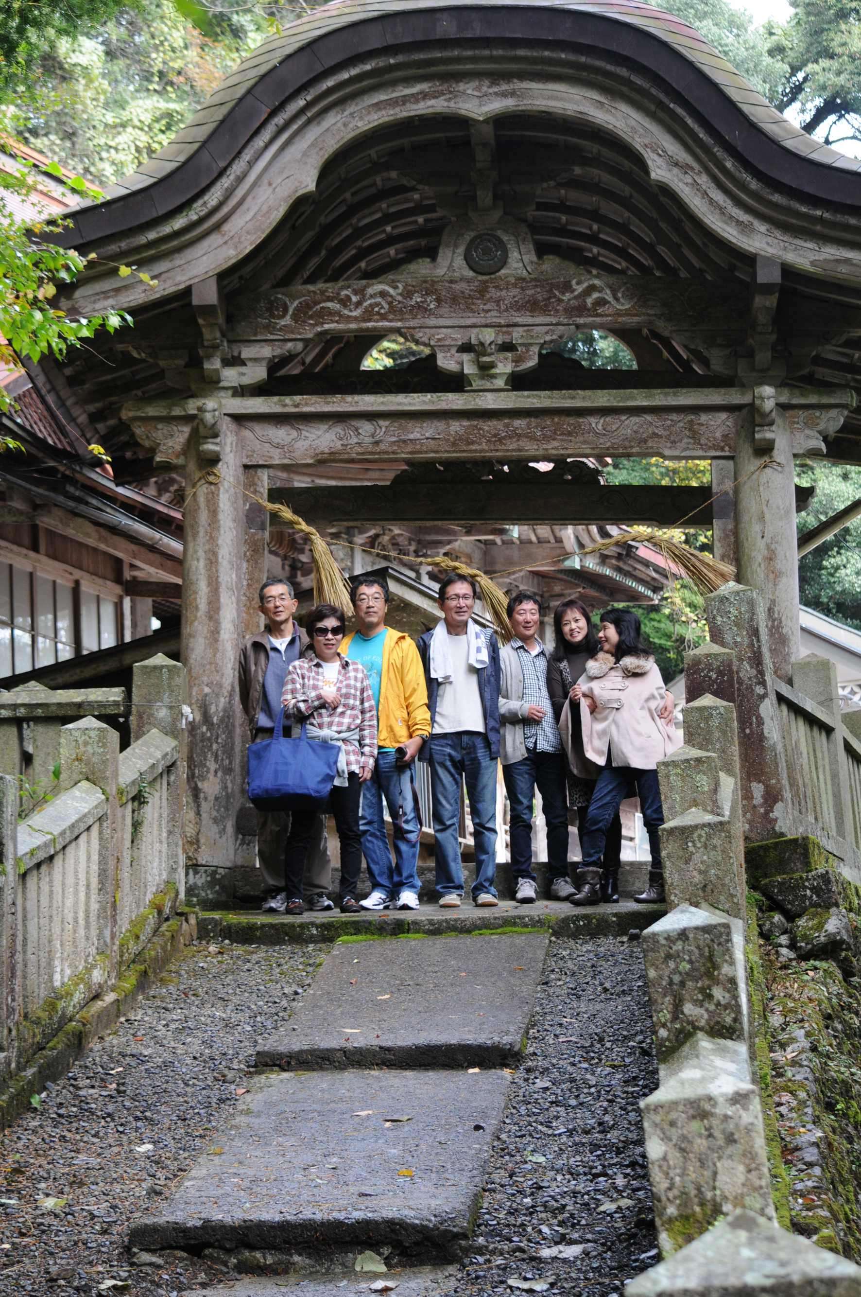 穴門山神社山門で記念撮影