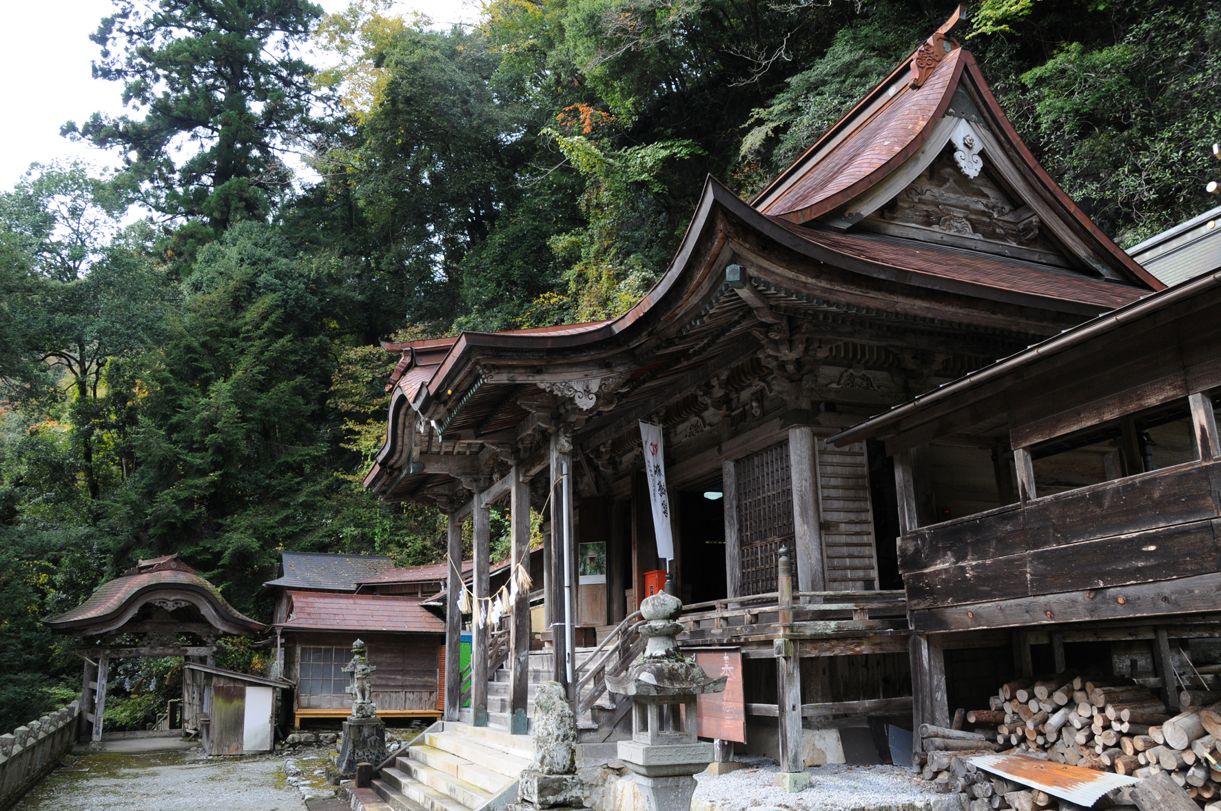 社務所から山門を望む